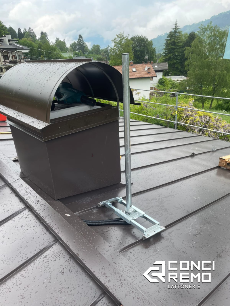 Palo per antenna per tegole e lamiera aggraffata